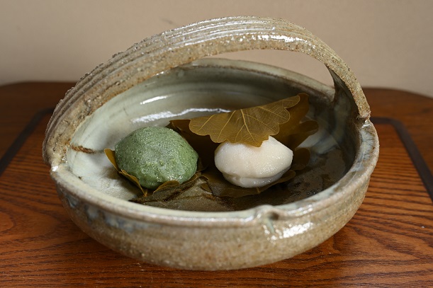 柏餅とソバ釉手鉢