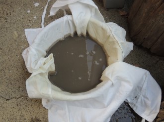 灰泥を鉢で乾燥させる