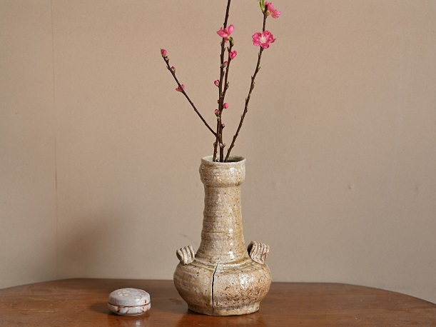 桃と美濃伊賀花入